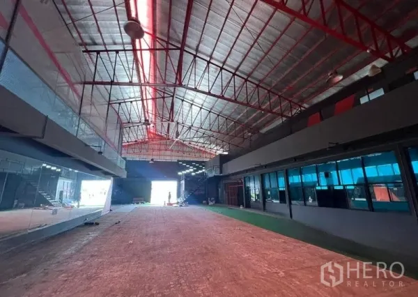 โชว์รูม ให้เช่าในMueang Samut Prakan, Samut Prakan - ฮอลล์โกดังโล่งเพดานสูง โครงเหล็กสีแดงและพื้นกว้าง