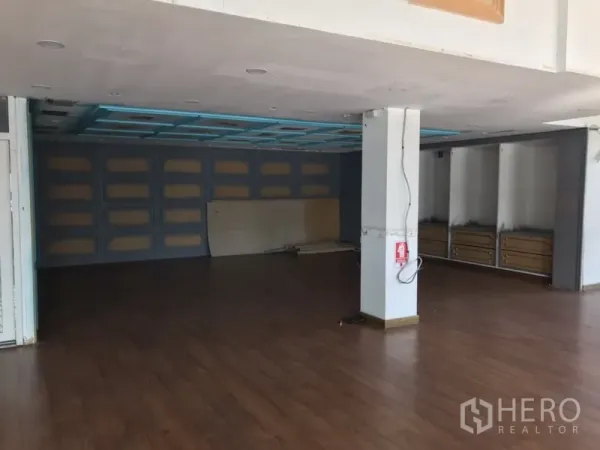 零售空间 出租在Watthana, Bangkok - 开阔的开放式零售楼层，木纹地板与吊顶框架。