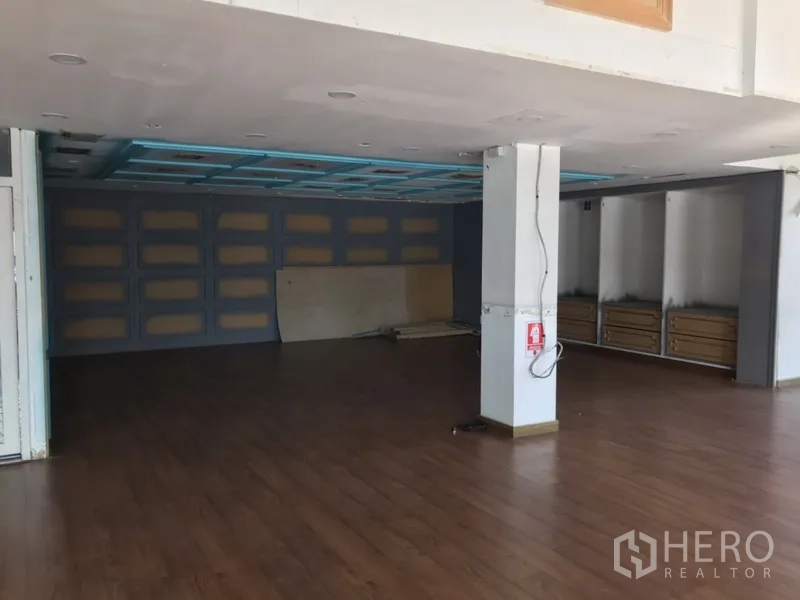 零售空间 出租在Watthana, Bangkok - 开阔的开放式零售楼层，木纹地板与吊顶框架。