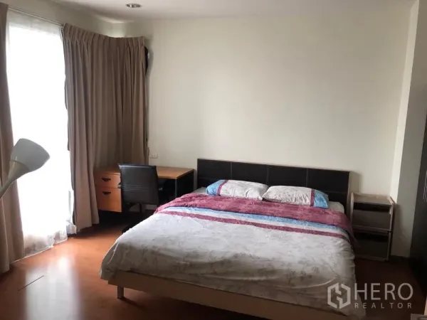 คอนโด ให้เช่าในRatchathewi, Bangkok - ห้องนอนใหญ่กว้าง เตียงขนาดใหญ่ โต๊ะทำงาน ม่านข้างหน้าต่างสูง
