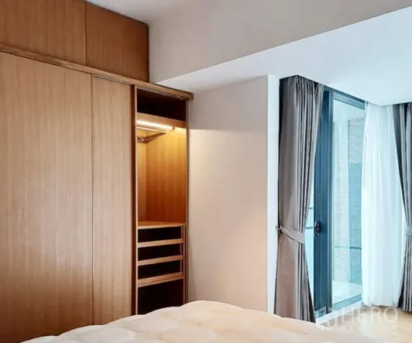 คอนโด ให้เช่าในSathon, Bangkok - ห้องนอนพร้อมตู้เสื้อผ้าบิวท์อินมีไฟ และประตูกระจกออกสู่ระเบียงพร้อมผ้าม่าน