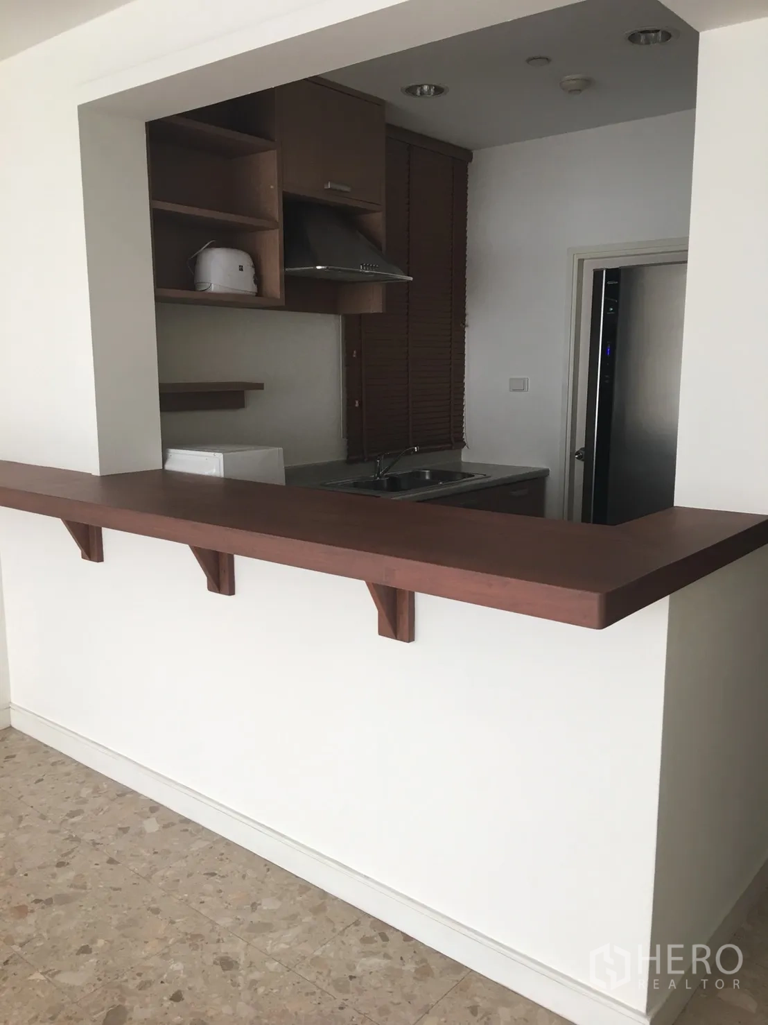 คอนโด ให้เช่าในWatthana, Bangkok - ครัวเปิดพร้อมบาร์ทานอาหาร ชั้นวาง เครื่องดูดควัน อ่างล้างจาน และไมโครเวฟ