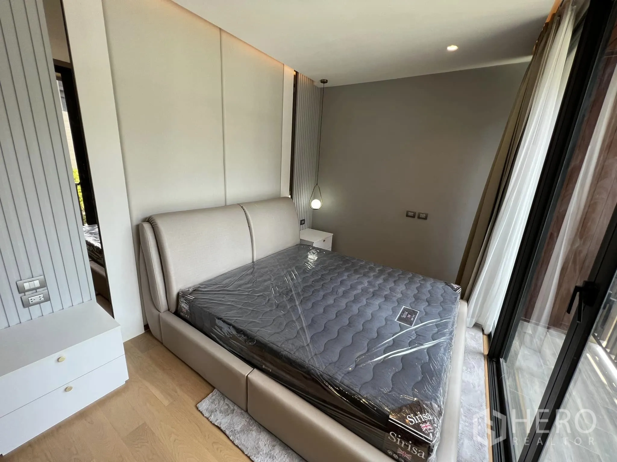 บ้าน ให้เช่าหรือขายในYan Nawa, Bangkok - ห้องนอนสว่าง เตียงบุนวม และหน้าต่างเต็มบาน