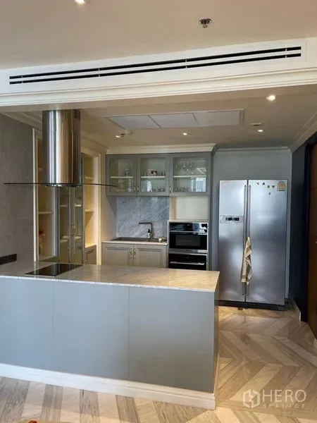 คอนโด ให้เช่าหรือขายในSathon, Bangkok - ครัวเปิดสมัยใหม่พร้อมไอส์แลนด์ ตู้กระจก และตู้เย็นสแตนเลส