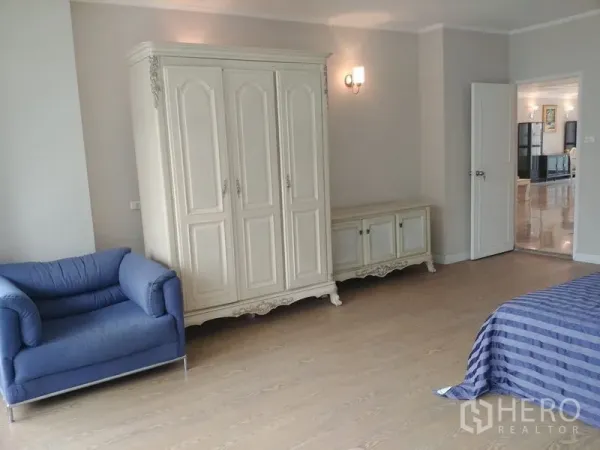 คอนโด ให้เช่าในWatthana, Bangkok - ห้องนอนกว้าง ตู้เสื้อผ้าสีขาวสไตล์คลาสสิก เก้าอี้โซฟาสีน้ำเงิน พื้นไม้