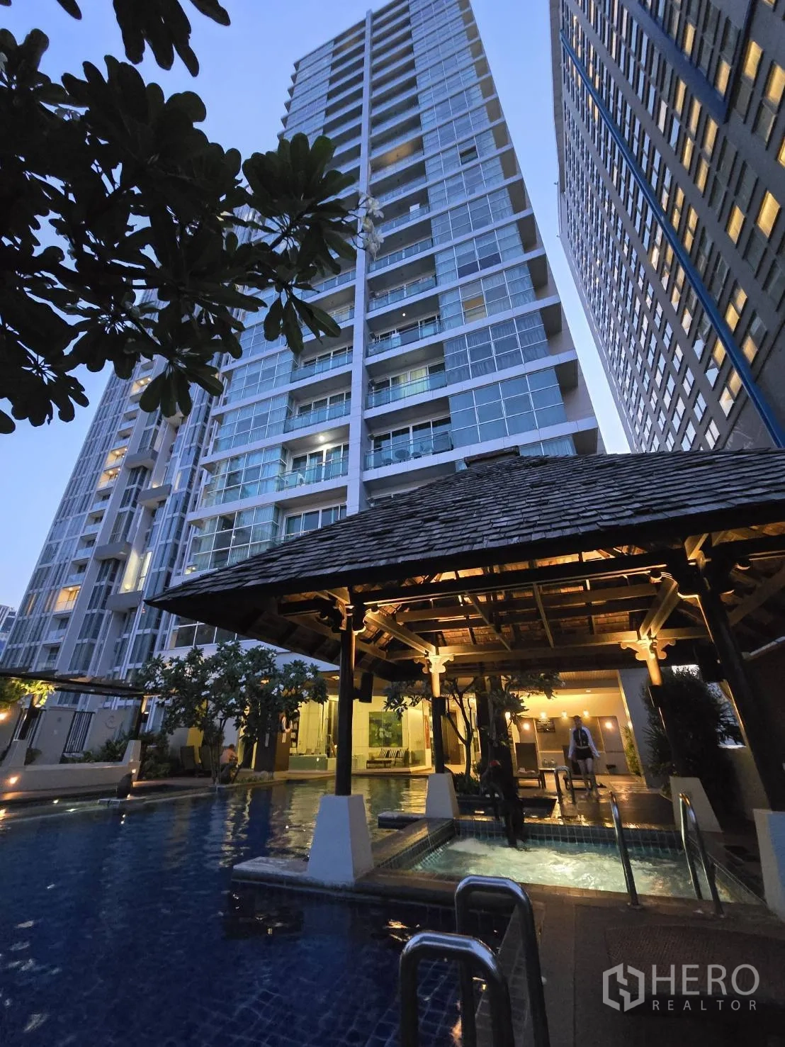 คอนโด for rent or sale in Watthana, Bangkok - อาคารคอนโดมิเนียมไฮไรส์มุมมองจากดาดสระในช่วงโพล้เพล้.