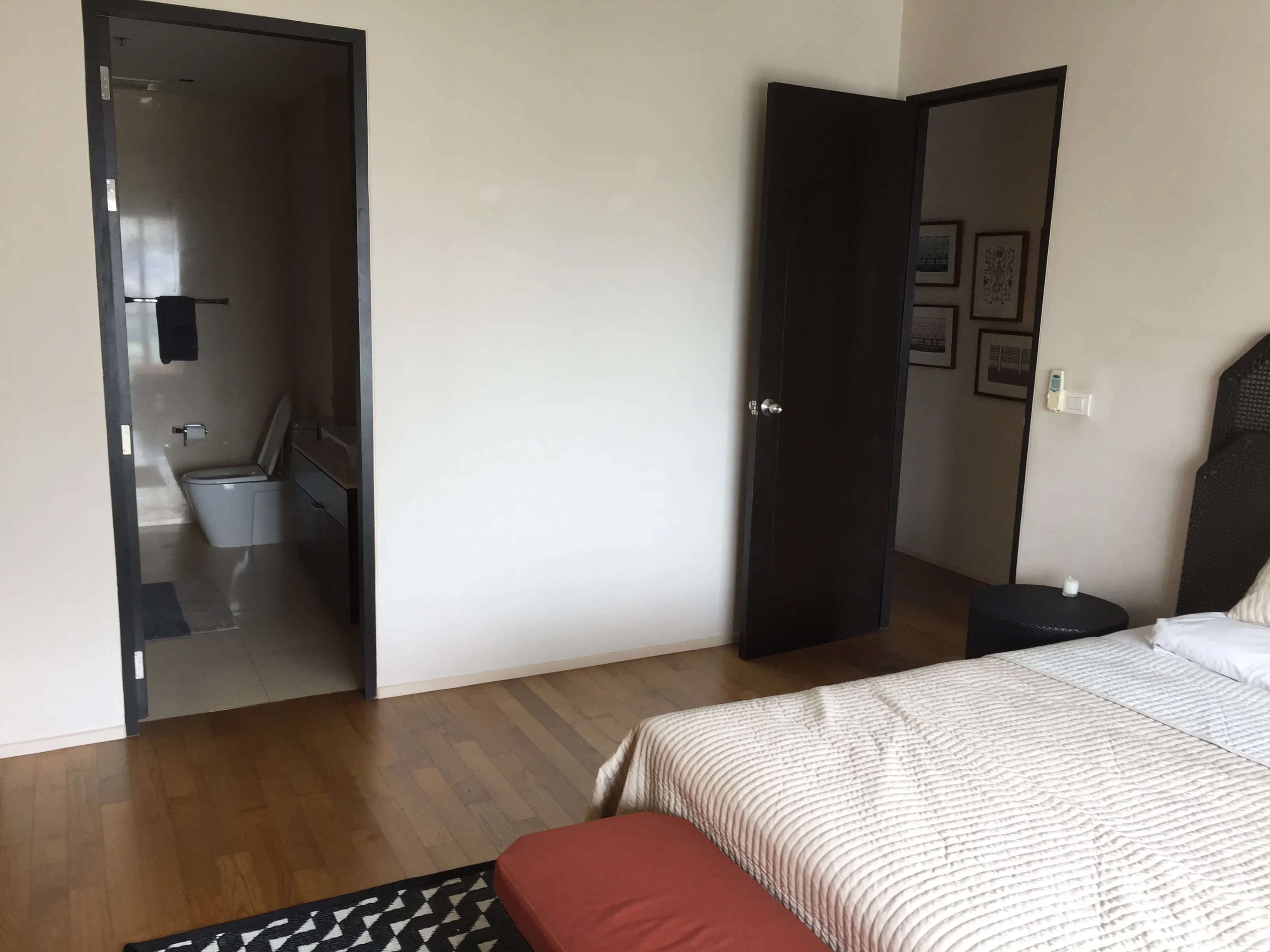 คอนโด ให้เช่าในWatthana, Bangkok - ห้องนอนใหญ่เชื่อมต่อห้องน้ำในตัวและโถงทางเดิน พื้นไม้