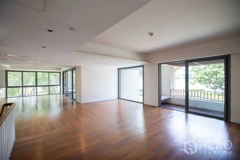 คอนโด ให้เช่าในYan Nawa, Bangkok - พื้นที่นั่งเล่นชั้นบนพร้อมสองระเบียงและหน้าต่างสูงจรดเพดาน