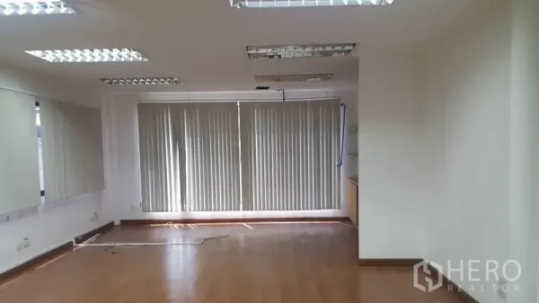 Warehouse for rent in Suan Luang, Bangkok - Bright office room with wood flooring, fluorescent lighting and full-length vertical blinds.