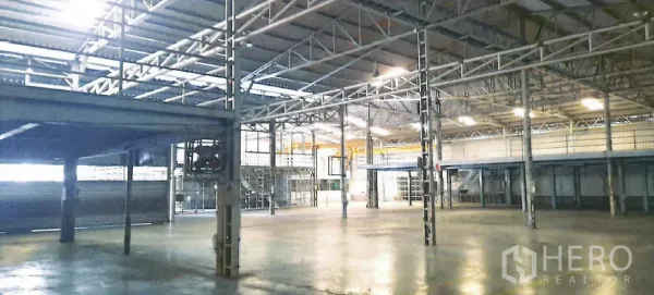 工厂 出租在Yan Nawa, Bangkok - 宽阔仓库地面，约9米净高，钢桁架与夹层