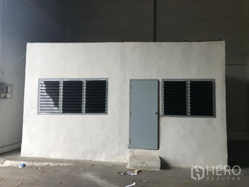 货栈 出租在Khlong Luang, Pathum Thani - 仓库内置小型办公室，配百叶窗