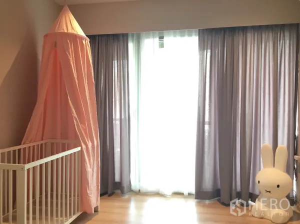 คอนโด ให้เช่าในKhlong Toei, Bangkok - ห้องนอนสว่าง ม่านสูงจรดเพดานและหน้าต่างระเบียง พร้อมเตียงเด็ก