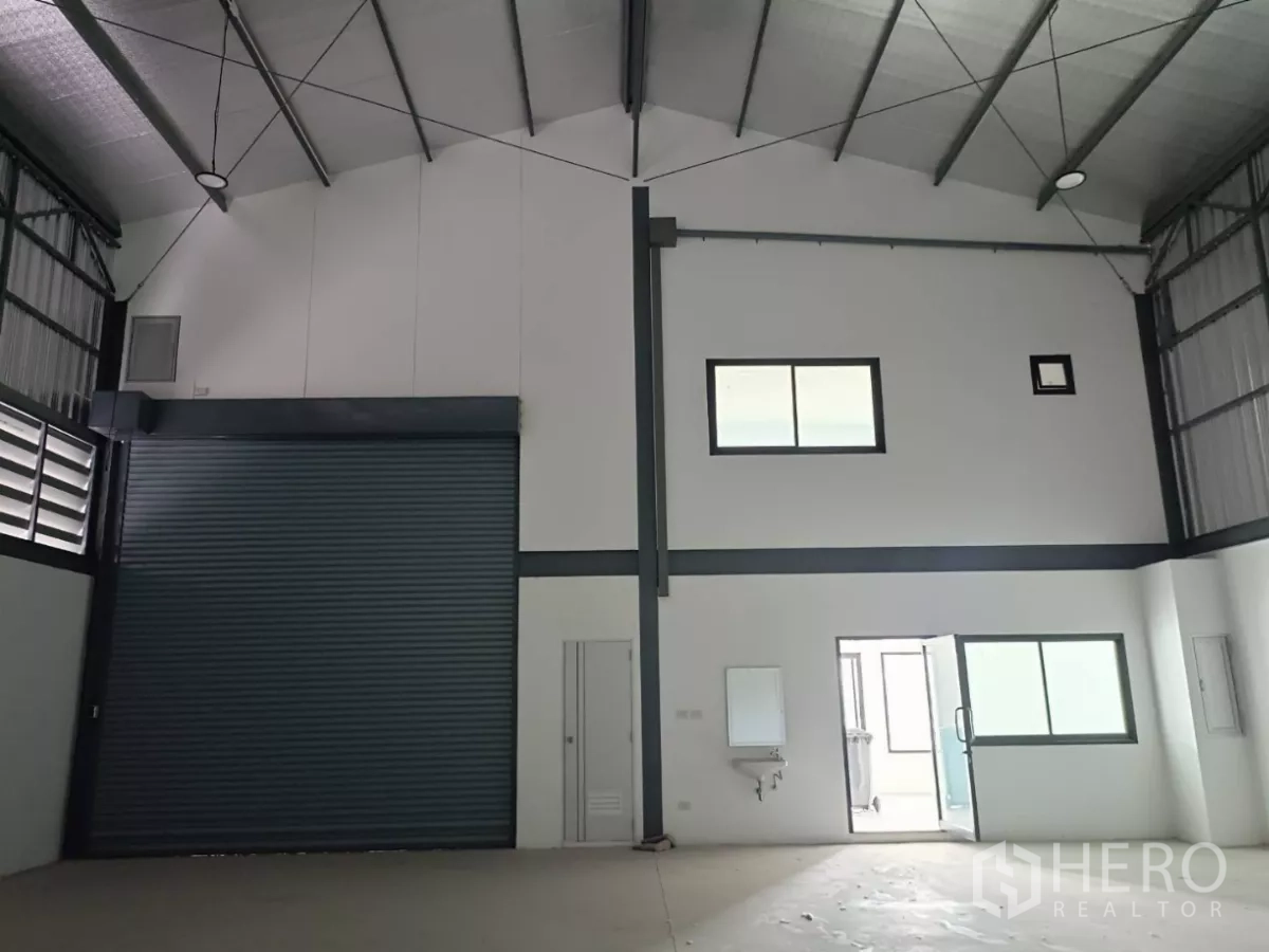 工厂 出租或出售在Bang Yai, Nonthaburi - 仓库装卸区，配大卷闸门与连接办公室的隔间
