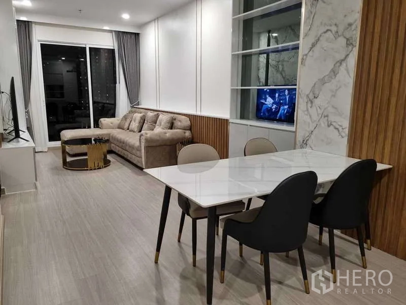 公寓 出租 - 开放式客餐厅，沙发与通往阳台的推拉门。