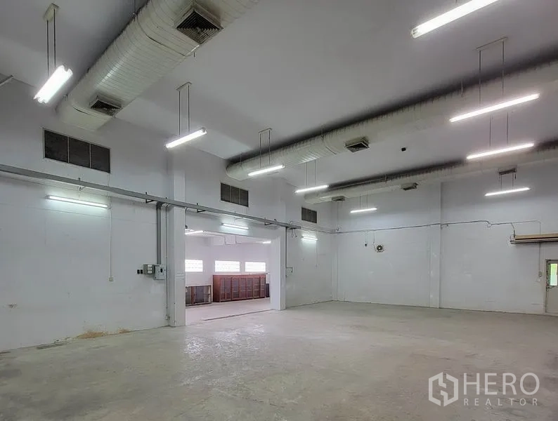 货栈 出租在Sam Phran, Nakhon Pathom - 仓库地面空间，悬挂风管和侧向开口