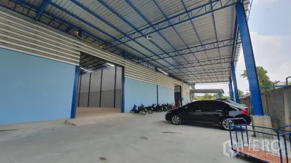 คลังสินค้า ให้เช่าในBang Kruai, Nonthaburi - ด้านหน้าโกดังสมัยใหม่พร้อมกันสาดสูงและที่จอดริมลานคอนกรีต