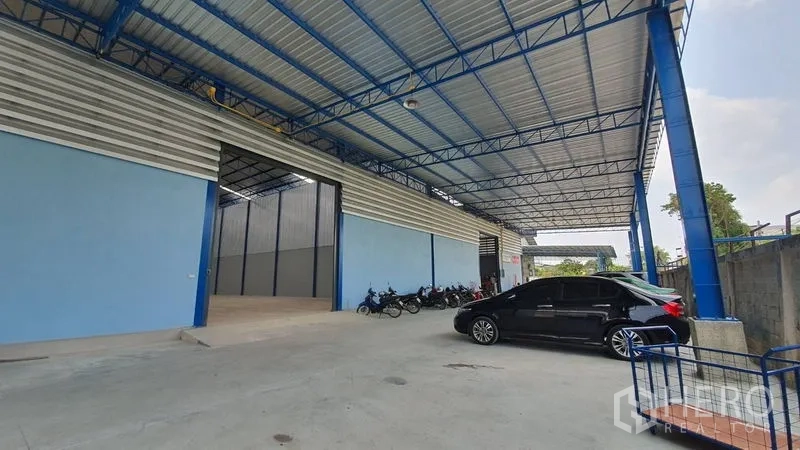 คลังสินค้า ให้เช่าในBang Kruai, Nonthaburi - ด้านหน้าโกดังสมัยใหม่พร้อมกันสาดสูงและที่จอดริมลานคอนกรีต