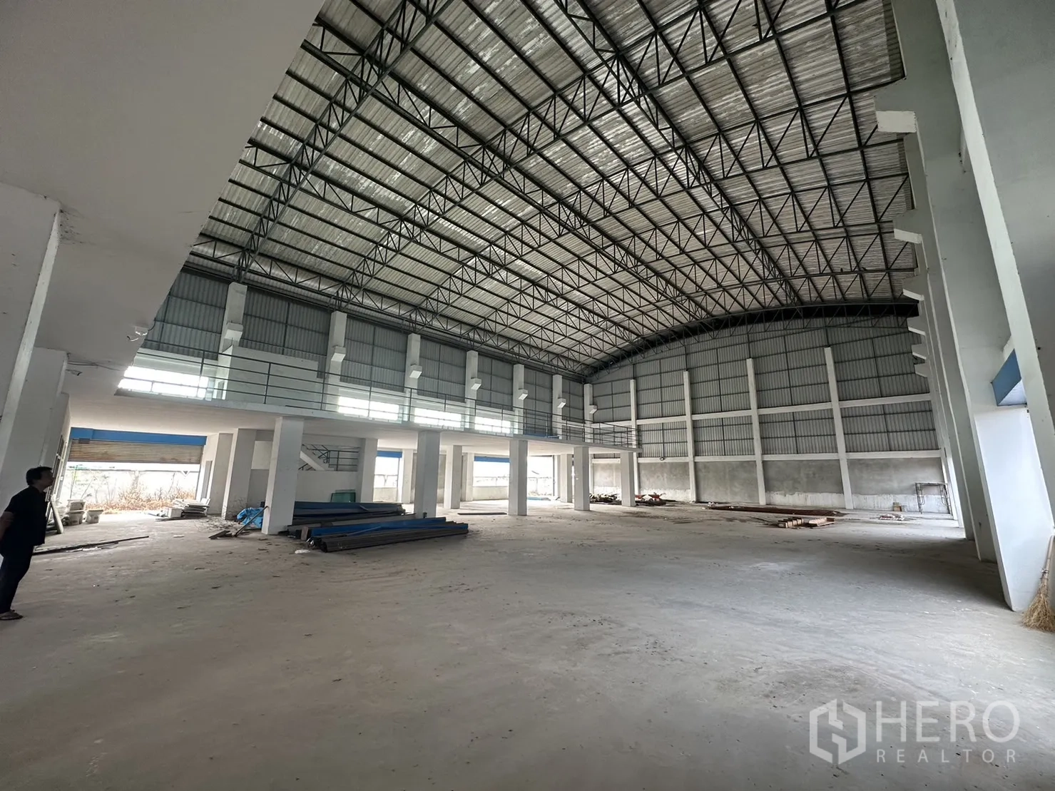 工厂 出租在Pak Kret, Nonthaburi - 开阔室内，夹层、立柱及侧窗引入自然采光。