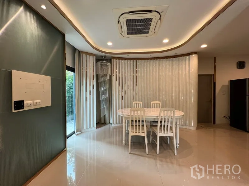 บ้าน ให้เช่าในSaphan Sung, Bangkok - มุมทานอาหาร โต๊ะรูปวงรี แอร์แขวนใต้ฝ้า และไฟตกแต่ง