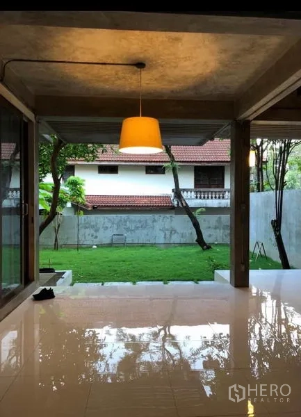 อาคารพาณิชย์ ให้เช่าในChatuchak, Bangkok - เฉลียงมีหลังคาพร้อมโคมไฟ แขวน มองเห็นสวนและสนามหญ้าภายในกำแพง