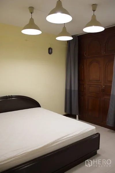 联排别墅 出租在Watthana, Bangkok - 卧室配床、吊灯与木质嵌入衣柜。