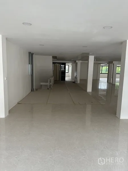 สำนักงาน ให้เช่าหรือขายในHuai Khwang, Bangkok - พื้นที่ชั้นลึกมุ่งสู่แกนกลางด้านหลังของอาคารสำนักงานโล่ง