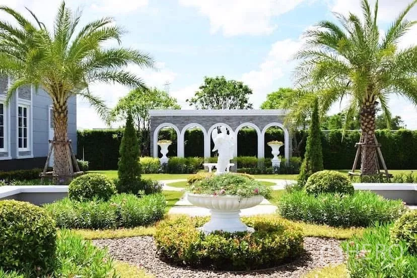 บ้าน ให้เช่าในPrawet, Bangkok - สวนจัดแต่งสวยด้วยต้นปาล์ม ซุ้มโค้ง และประติมากรรมคลาสสิก.