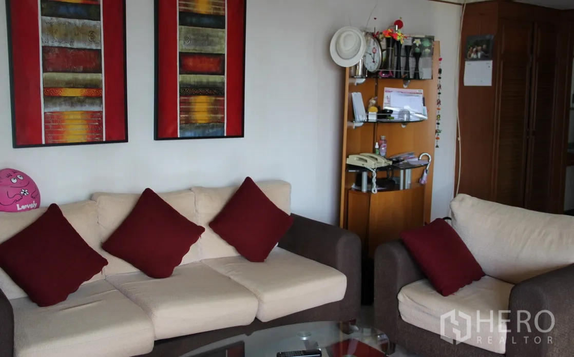 คอนโด ให้เช่าในKhlong Toei, Bangkok - ห้องนั่งเล่นสว่าง โซฟาชุด โต๊ะกลางกระจก และชั้นวางไม้