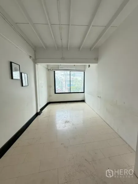 อาคารพาณิชย์ ให้เช่าในKhlong Toei, Bangkok - ห้องชั้นบนมีหน้าต่างบานใหญ่ พื้นกระเบื้อง คานเพดานโปร่งรับแสงธรรมชาติ