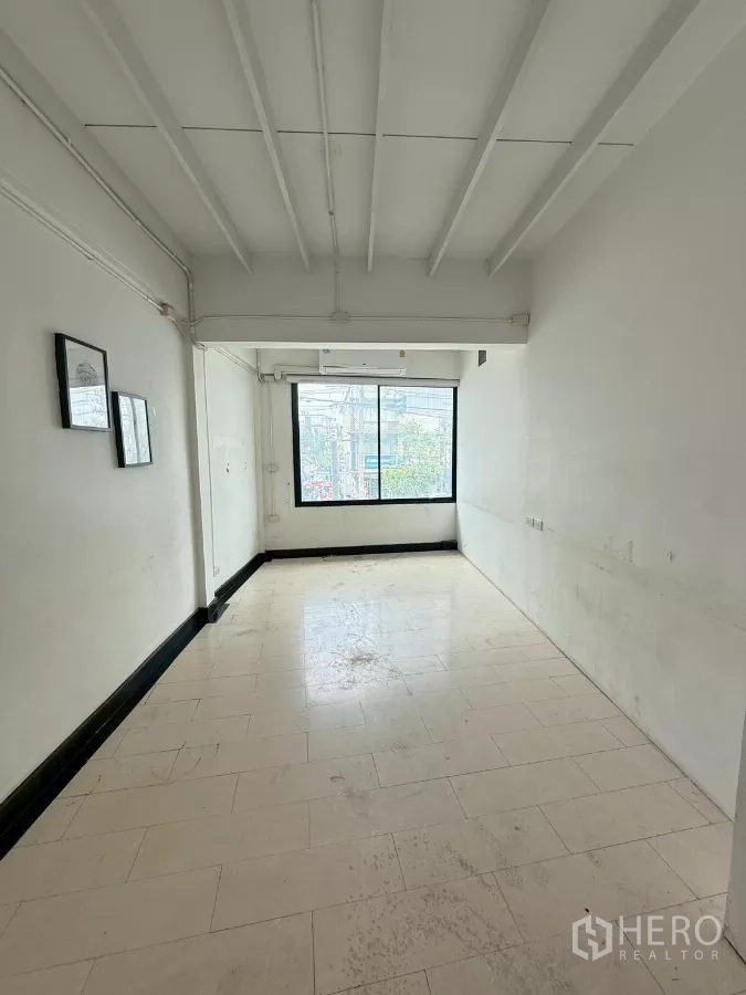 อาคารพาณิชย์ ให้เช่าในKhlong Toei, Bangkok - ห้องชั้นบนมีหน้าต่างบานใหญ่ พื้นกระเบื้อง คานเพดานโปร่งรับแสงธรรมชาติ