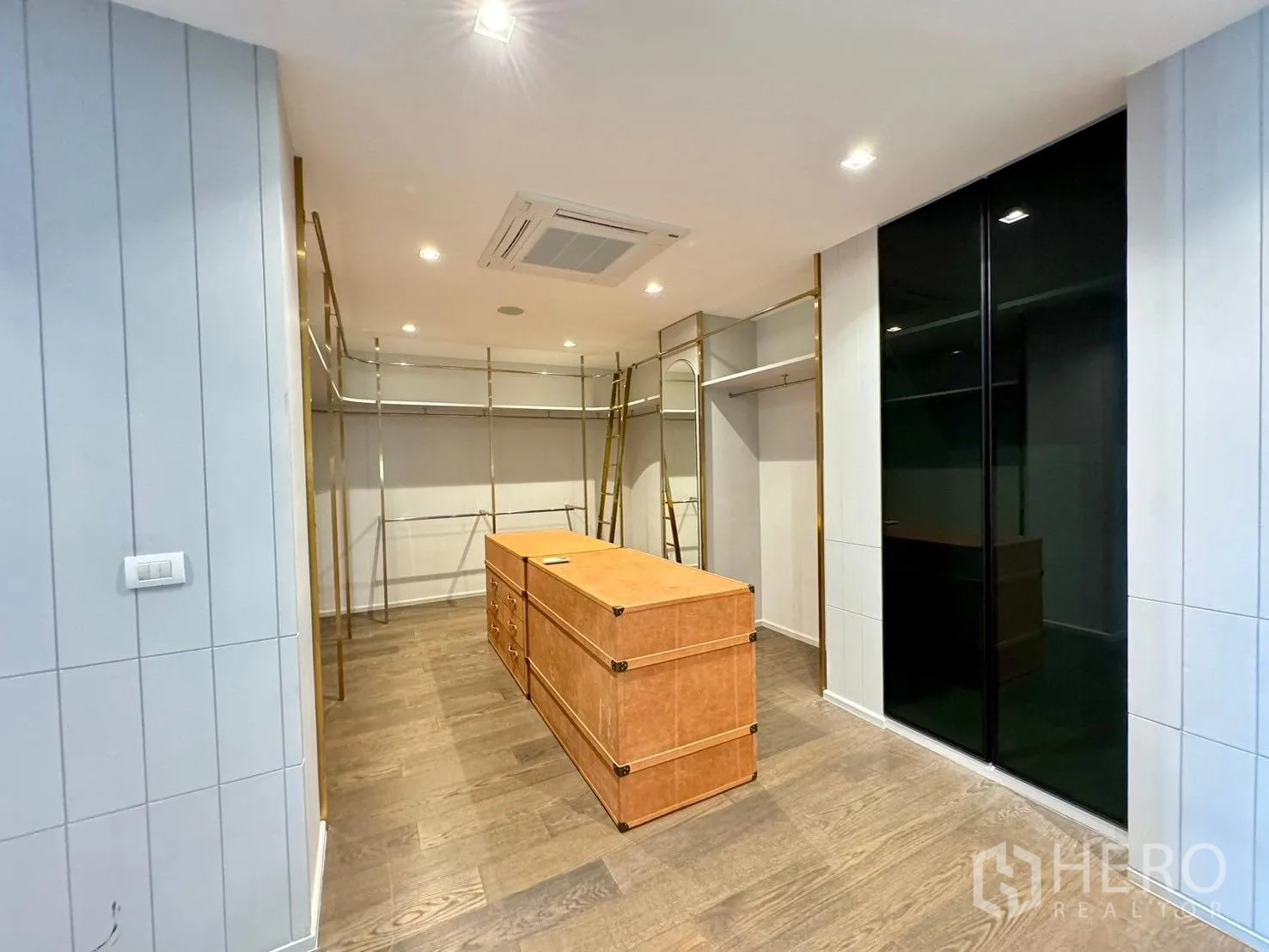 Detached House for rent or sale in Prawet, Bangkok - Spacious walk-in closet with center island and brass rails.