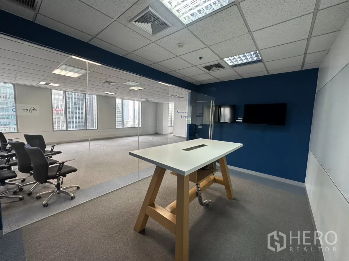办公空间 出租在Watthana, Bangkok - 从会议室透过玻璃望向明亮开放的办公区。