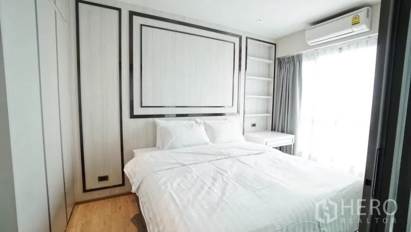 คอนโด ขายในKhlong Toei, Bangkok - ห้องนอนรับแสงพร้อมตู้เสื้อผ้าบิวท์อิน ชั้นวางของ และผ้าม่าน