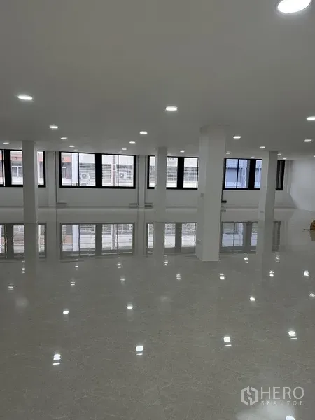 สำนักงาน ให้เช่าหรือขายในHuai Khwang, Bangkok - ชั้นสำนักงานแบบโอเพ่นสเปซสว่าง พื้นกระเบื้องเงา ไฟดาวน์ไลท์ และหน้าต่างบานกว้าง
