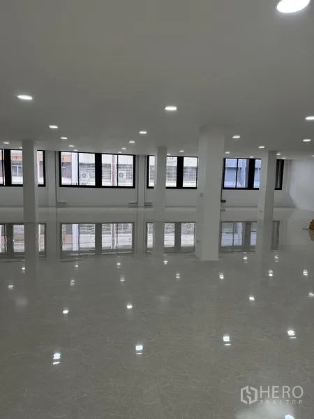 สำนักงาน ให้เช่าหรือขายในHuai Khwang, Bangkok - ชั้นสำนักงานแบบโอเพ่นสเปซสว่าง พื้นกระเบื้องเงา ไฟดาวน์ไลท์ และหน้าต่างบานกว้าง