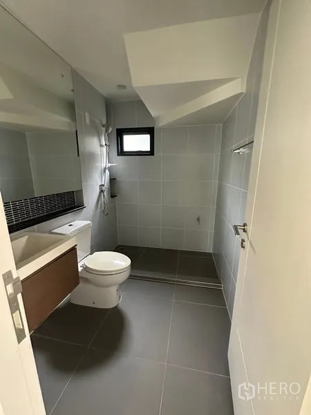 บ้าน ให้เช่าหรือขายในLam Luk Ka, Pathum Thani - ห้องน้ำสมัยใหม่พร้อมโถสุขภัณฑ์ กระจกบานกว้าง และพื้นที่อาบน้ำกระเบื้องสีเทา