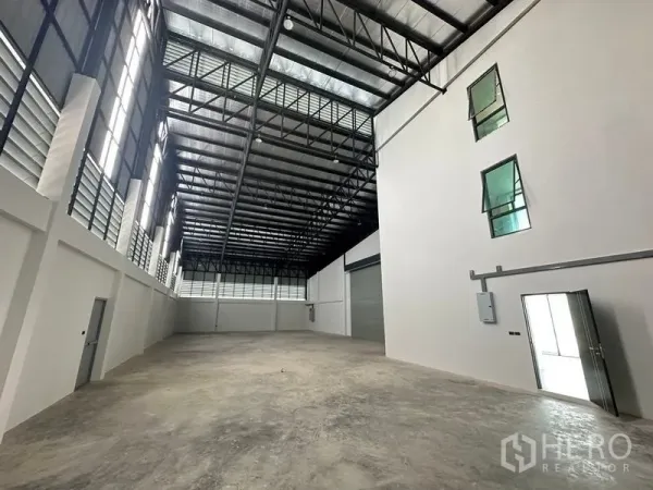 货栈 出售在Lam Luk Ka, Pathum Thani - 高挑仓库内部，钢结构屋架、通风百叶与混凝土地面