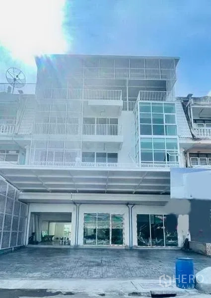 สำนักงานที่บ้าน ให้เช่าหรือขายในBang Kapi, Bangkok - ด้านหน้าตึกโฮมออฟฟิศสูง 4.5 ชั้น แบบโมเดิร์น กระจกบานใหญ่ พร้อมกันสาดจอดรถ