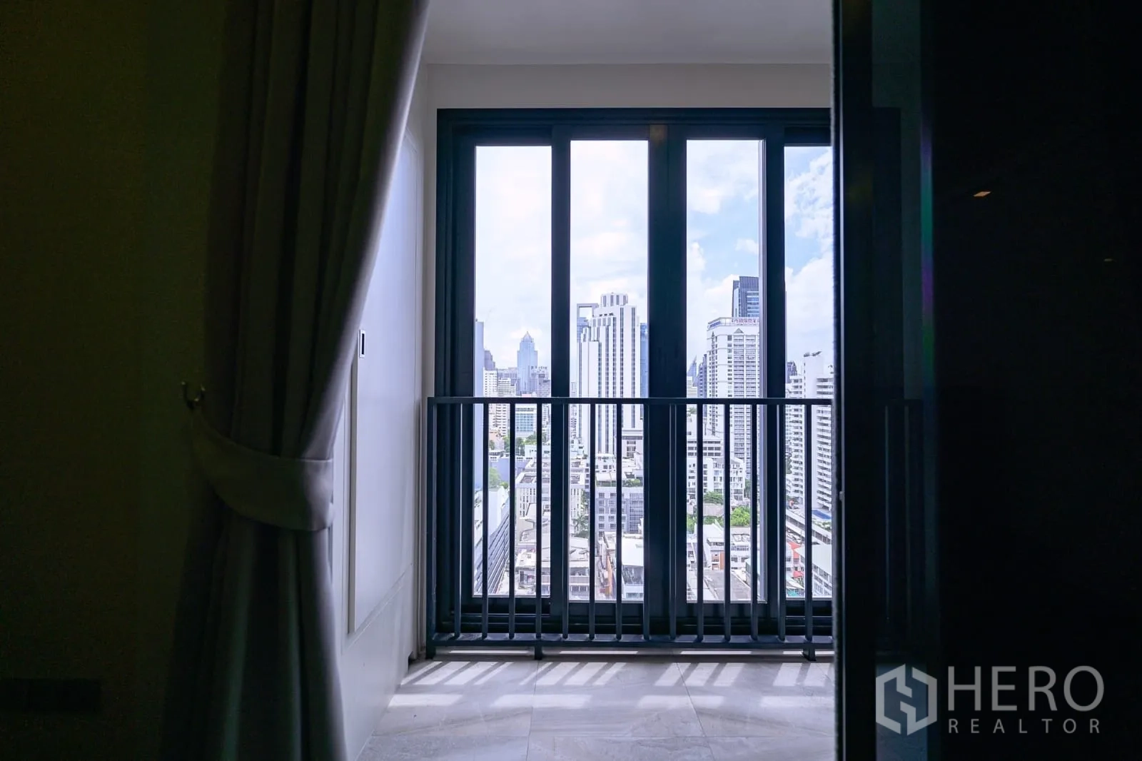 คอนโด ให้เช่าในWatthana, Bangkok - ระเบียงประตูบานเลื่อนกระจกเต็มบาน มองเห็นวิวสกายไลน์