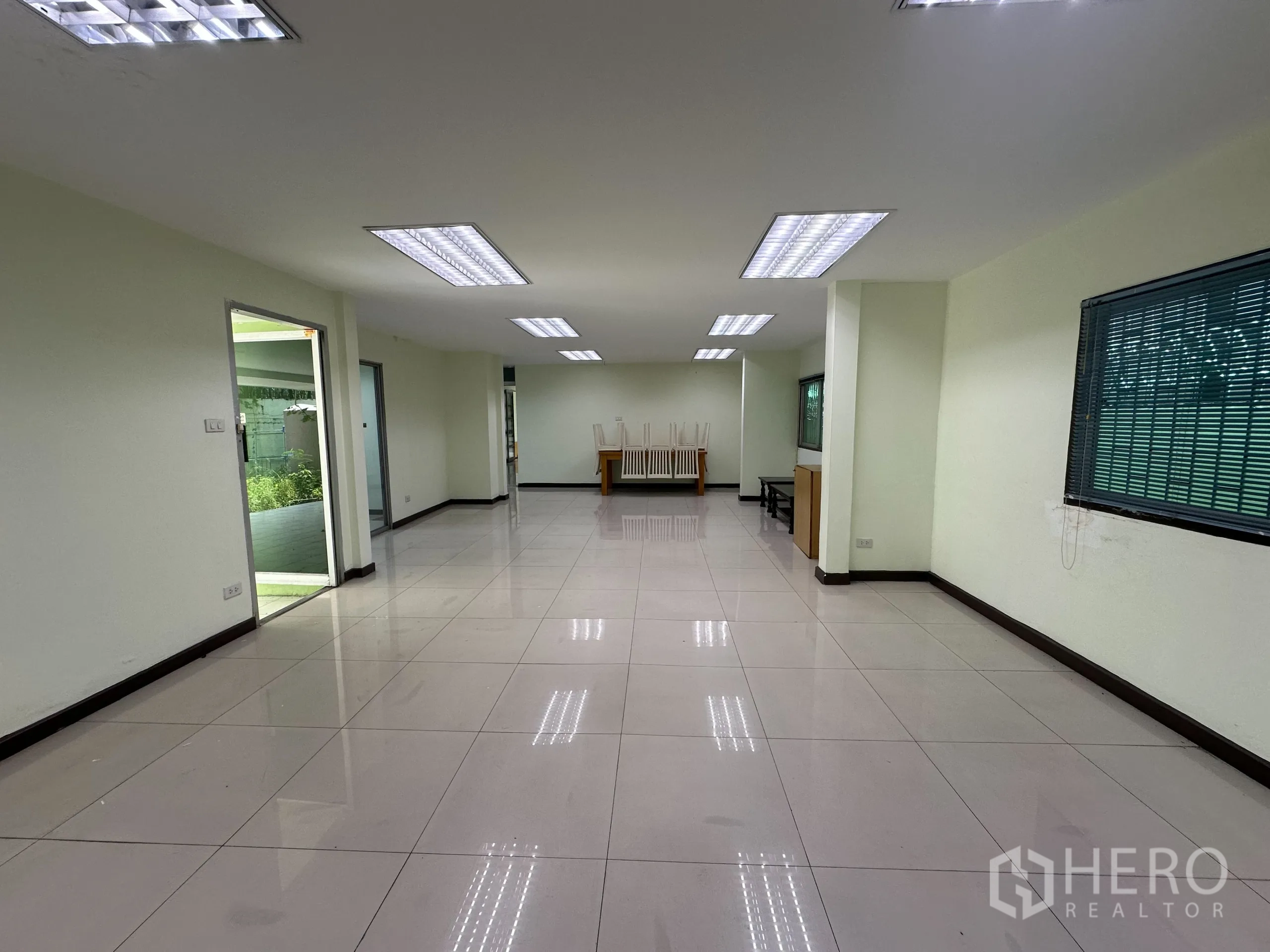 零售空间 出租在Watthana, Bangkok - 大房另一角度，长条地面与多扇门。