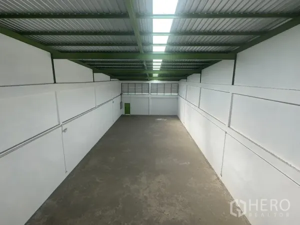 Warehouse for rent in Pathum Thani - Top view of long clear‑span warehouse bay under skylit steel roof.