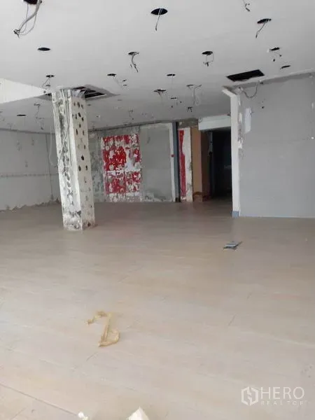 零售空间 出租在Watthana, Bangkok - 宽敞店铺楼层，吊顶电线外露与混凝土立柱，待装修。