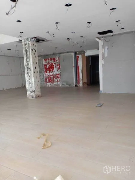 零售空间 出租在Watthana, Bangkok - 宽敞店铺楼层，吊顶电线外露与混凝土立柱，待装修。