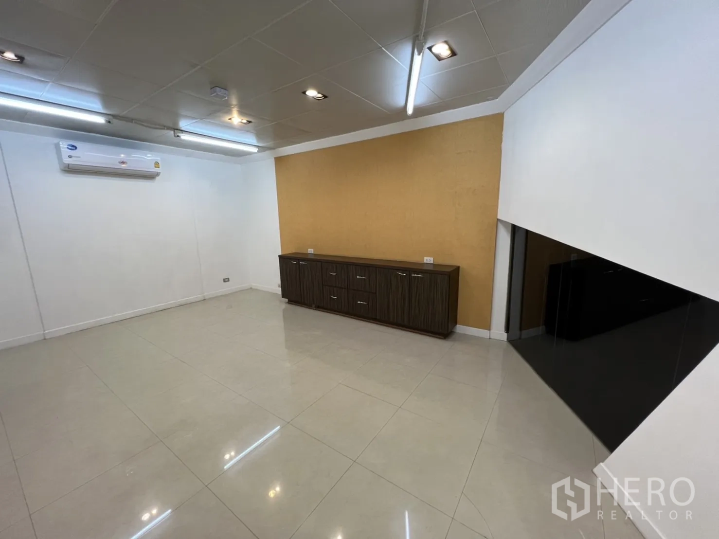 พื้นที่ขายปลีก ให้เช่าในSathon, Bangkok - ห้องประชุมติดแอร์ พื้นกระเบื้อง และตู้เตี้ย