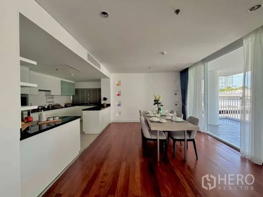 อพาร์ทเมนท์ ให้เช่าในWatthana, Bangkok - ห้องรับประทานอาหารเชื่อมครัว พื้นไม้ และระเบียง ในอพาร์ตเมนต์เอกมัย