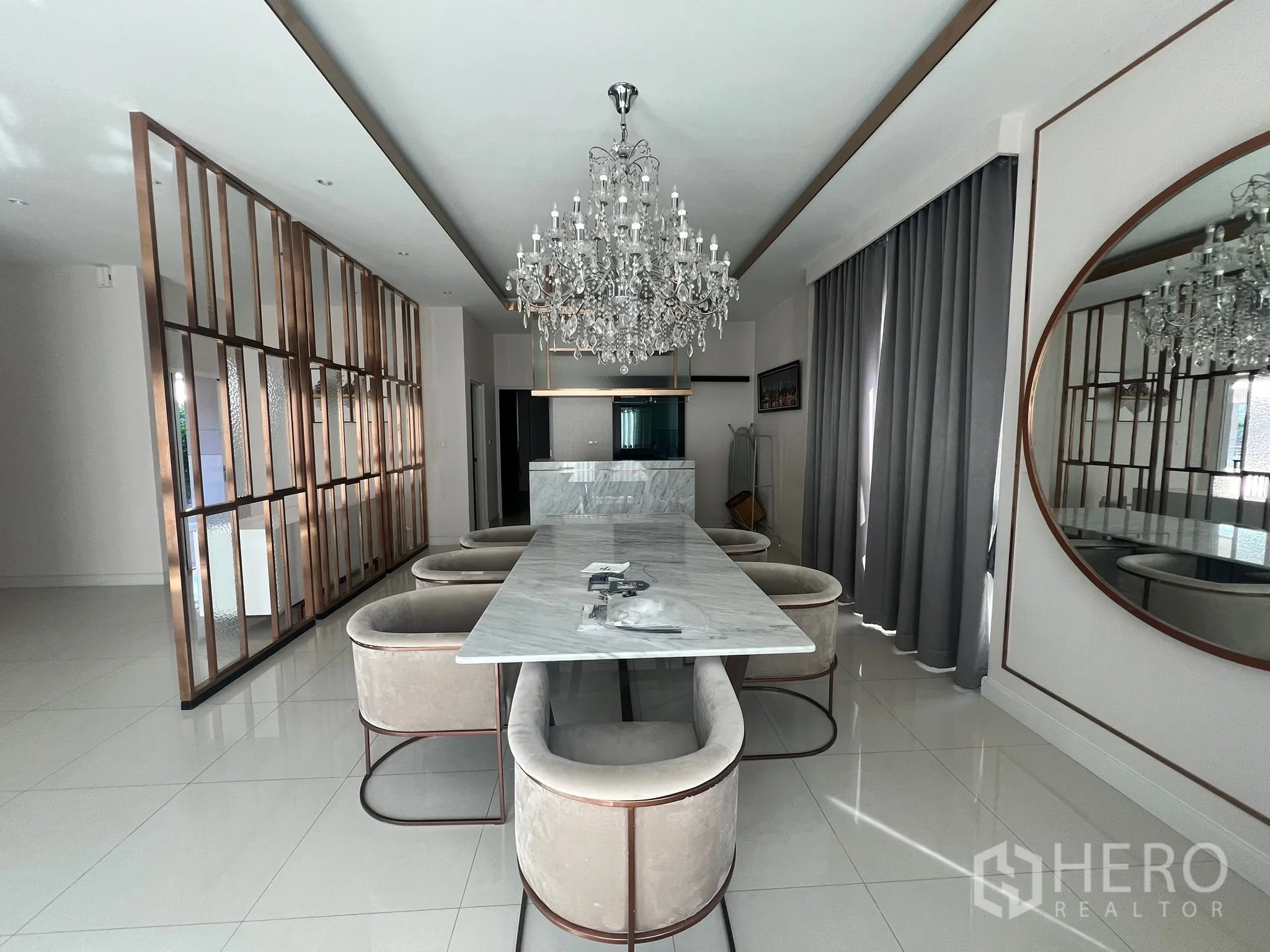 บ้าน ให้เช่าหรือขายในPrawet, Bangkok - ห้องทานอาหารโต๊ะหินอ่อน โคมแชนเดอเลียร์ และฉากกั้นลายบรอนซ์