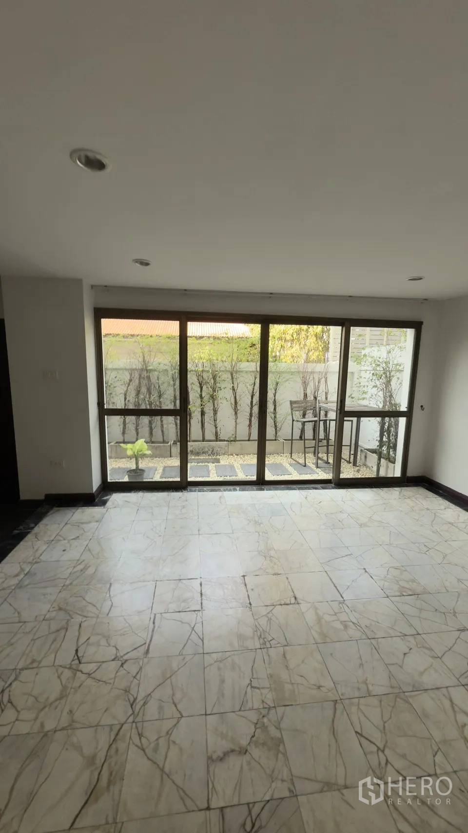 ทาวน์เฮาส์ for rent in Watthana, Bangkok - มุมมองลานส่วนตัวขนาดเล็กผ่านประตูกระจกเต็มบาน