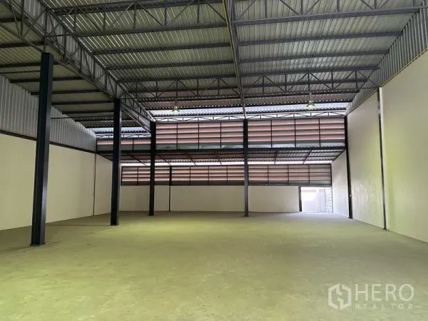 โรงงาน ขายในMueang Samut Prakan, Samut Prakan - พื้นที่ผลิตโล่งเสาพาน้ำหนัก พร้อมแผงระบายอากาศและความสูงโปร่ง