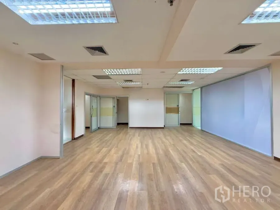 办公空间 出租在Chatuchak, Bangkok - 宽敞开间，木地板、顶送风口与玻璃隔断