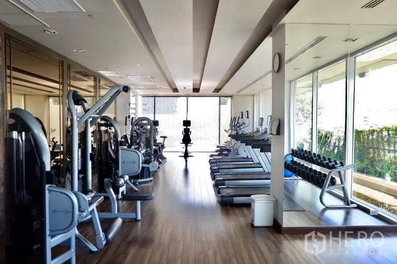 公寓 出租或出售在Watthana, Bangkok - 设备齐全的健身房，跑步机与自由重量区，自然采光充足